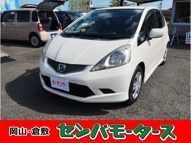 低燃費で小回りも効く人気のコンパクトカーです！
