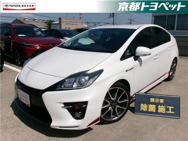 ホワイトパールのプリウス入荷しました。　街中でプリウスをよく見掛けられると思います。選ばれる理由は、やっぱり燃費！！家計に優しいプリウスをぜひお店でご覧くださいませ♪