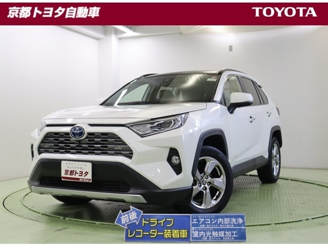 悪路走行の安定感に日常使いでの快適性を備えたコンパクト・クロスオーバーSUVの先駆け【RAV4】。HV・4WD。存在感のあるワイドなボディはアウトドアではもちろん、街中でも映えますね。