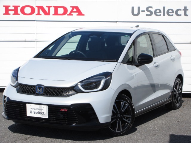 当社試乗車、業務車のフィット（e:HEV RS）が入庫です。内外装ともにきれいなお車で、ホンダコネクトディスプレイ　Bluetooth　ETC　Rカメラ　等装着しております！