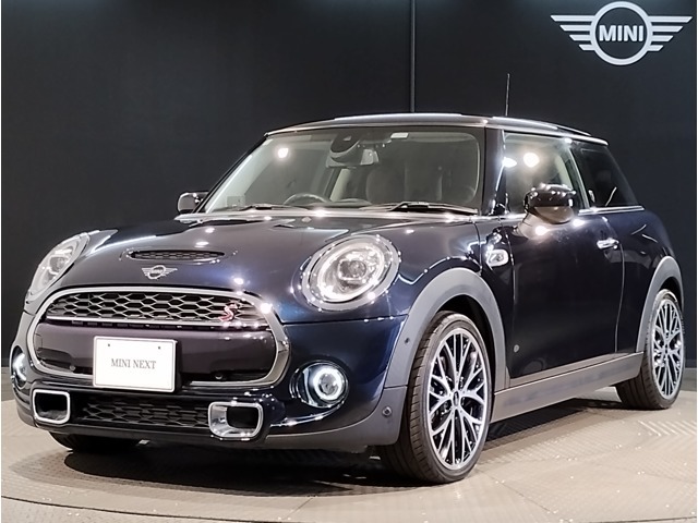 MINIのフロントグリルのデザインはイギリスで生まれた当初から、シルバーのサイドバーが折り重なった伝統的なデザインで御座います。その伝統はBMWのお車になってからでも少しずつ形を変えて守られております