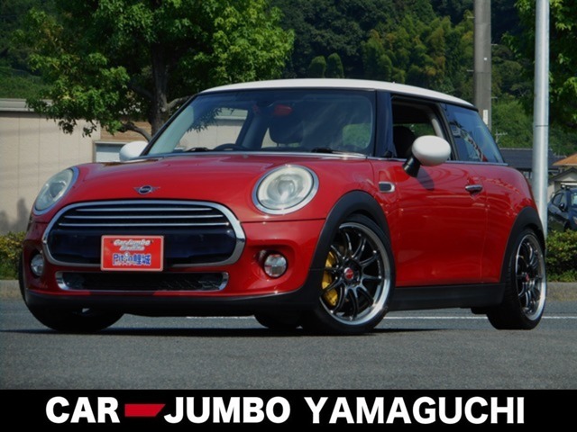 専用ボディーカラーのブレイジングレッド車体カラーにルーフもホワイトのミニらしいカラーリングのMINI　COOPERです