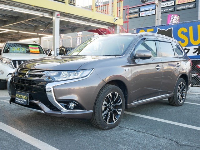 アウトランダ-PHEV　Gプレミアムパッケ-ジ　上級グレ-ドです。