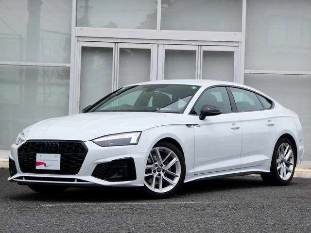 【オプション装備】〇ボディカラー：グレイシアホワイトM　〇ブラックスタイリングパッケージ（Audi excluseive）　〇コンフォートパッケージ　〇TVチューナー