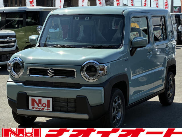 丸いヘッドライトとスクエアなボディが特徴的な、キュートでありながらタフなクロスオーバースタイル。「遊べる軽」のキャッチコピーが示すように、遊び心のあるデザインと使い勝手が魅力。