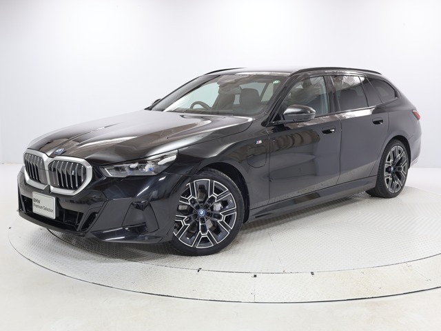 ♪自社下取車を中心に、安心かつ高品質なモデルを常時160～250台取り揃えています。BMW最新のCIに基づいた、天井が高く、広々としたショールームを備えていますので、ゆったりとお選びいただけます。