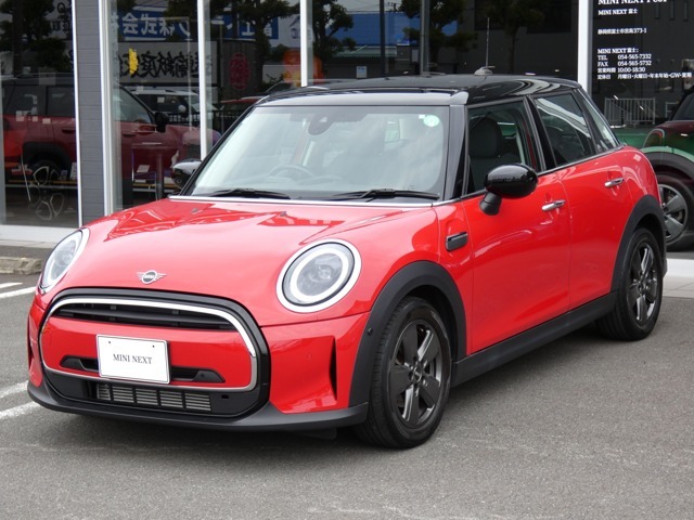 当店の中古車をご覧いただき、ありがとうございます！MINI クーパー 5ドアのご紹介です！