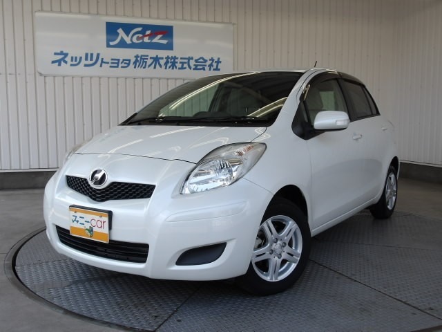 丸みを帯びたコンパクトなボディは小回りがきいて運転しやすいと好評の2代目ヴィッツ！排気量は1300cc！通勤・通学からお買い物など日常生活に使いやすいコンパクトカー！HIDライト・ナビ・ETC付き！