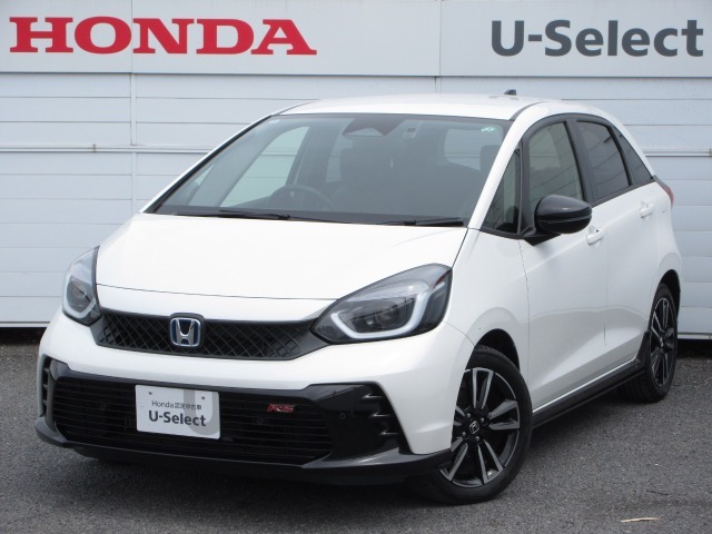 当社試乗車、業務車のフィット（e:HEV RS）が入庫です。内外装ともにきれいなお車で、ホンダコネクトディスプレイ　Bluetooth　ETC　Rカメラ　等装着しております！