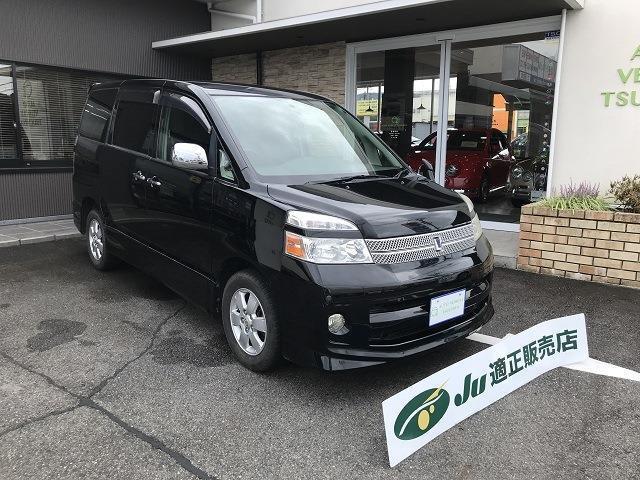「トヨタ　ヴォクシーZ煌　4WD」が入庫しました。8人乗りのワゴンカーです。ファミリーカーとしてもおすすめです。