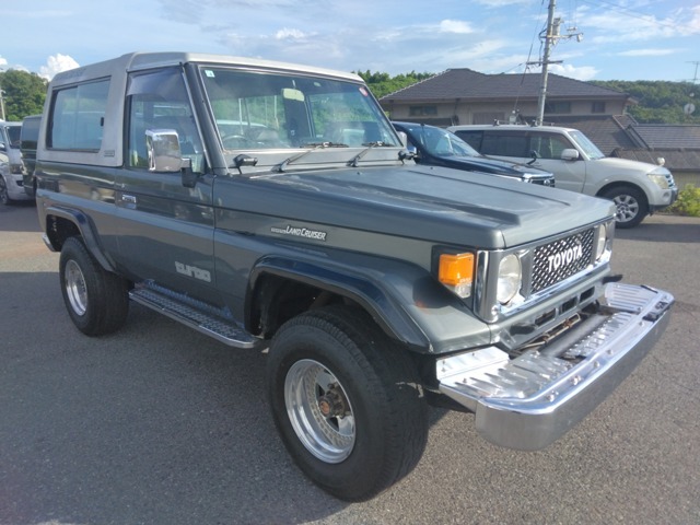 ランドクルーザー70バン！3ドア！ショート！グレードLX！FRPトップ！ディーゼルターボ！4WD！5MT！社外アルミ！
