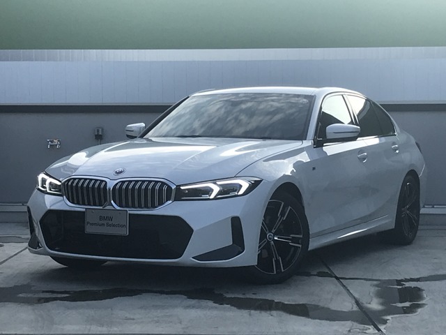 【BMWの伝統】BMWのお車は、“駆け抜ける歓び”を意識し、走行の安定性とコーナリングの良さを追求し、思い通りにハンドルの操作可能です。