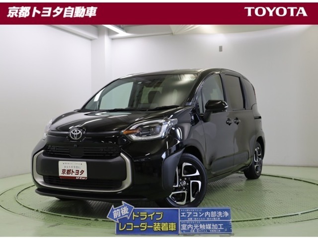 個性に磨きのかかったフロントフェイスで、暮らしに馴染む四角くてまるいシルエットの【シエンタHV】。もちろん低床デザインなので乗り降りがしやすい設計になっています！ なお、この車は車検整備付きです。