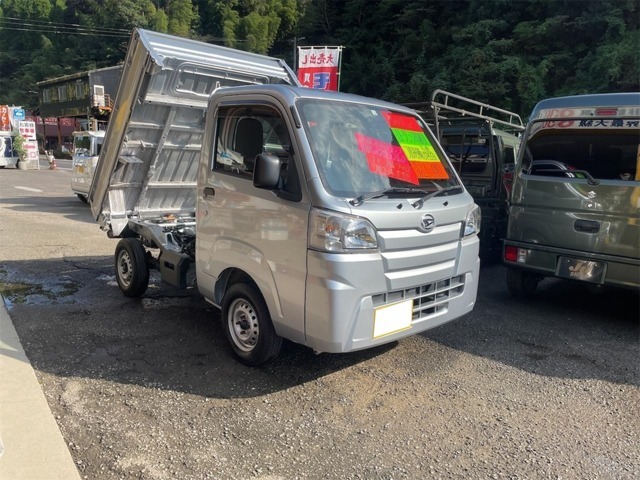 軽自動車、軽トラ、大型ダンプ、キャンピングカーまで多数取り揃えておりますので（展示車100台以上！）お探しのお車が見つかると思います！お気軽にご来店くださいませ☆★