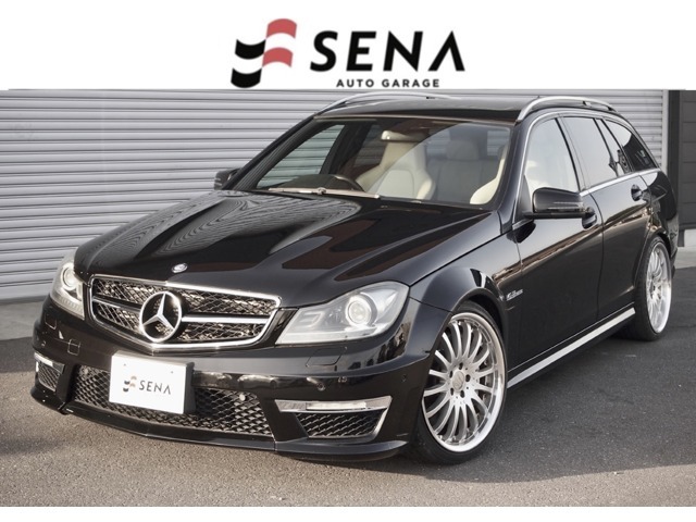 AMG謹製（レーシングエンジンのデチューン版）による大排気量V8エンジン、伝説のM156を搭載
