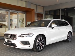 ボルボ V60 ウルトラ B4 2025M 登録済未使用車　アンバーレザー