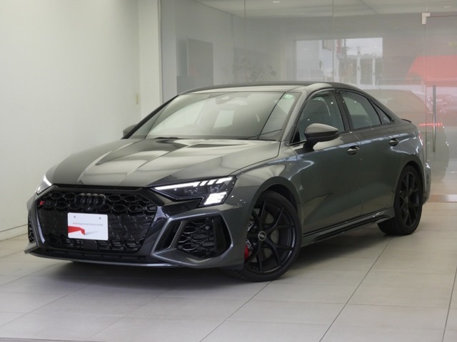 【RS3　Sedan】RSスポーツエキゾーストシステム　ブラックAudiリングス＆ブラックスタイリングパッケージ　カラードブレーキキャリパーレッド　RSデザインパッケージレッド