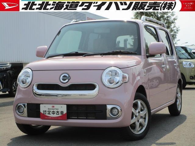 中古車では依然として人気車種のミラココア。LEDヘッドライトやオートライト、キーフリーシステムなどひとつ上の装備を備えたココアプラスX仕様です。ダイハツ純正のカーナビが装備されています。