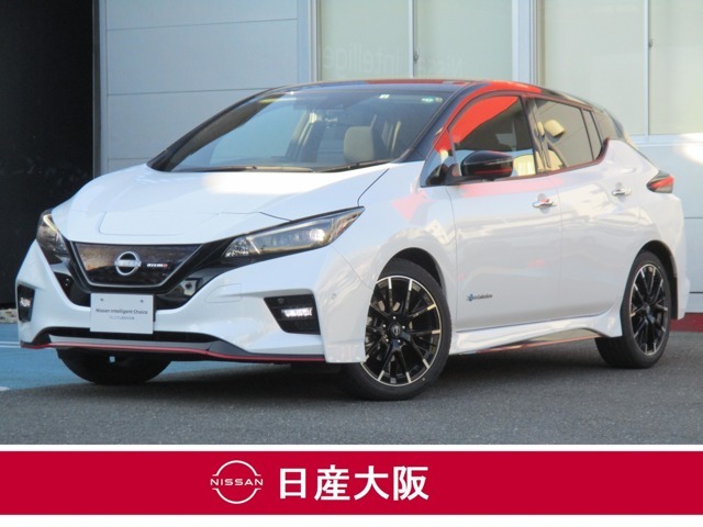 日産大阪UCARS東大阪です。人気のリーフNISMOがパールホワイト/ブラックのツートーンカラーで登場です。是非ご来店の上現車をお確かめください。