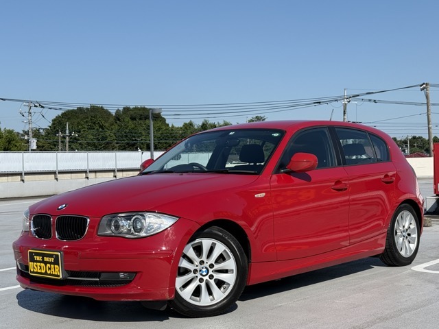 BMW116i入庫致しました♪内外装も綺麗で機関系も好調です。距離若なのにしっかり整備されていて安心してお乗り頂けます。カロッツェリアナビ装備、車検も残って乗り出し総額37.8万円です♪