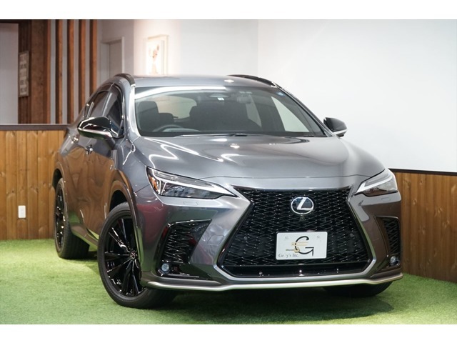 SUVならではの4WDモデル！！マストオプションと言っても過言ではないオレンジキャリパー、ルーフレール付きの1台！TRDリアディフューザー＆スポーツマフラーが全体を引き締まった印象に仕立てております！