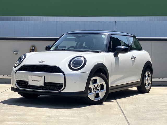 MINIのフロントグリルのデザインはイギリスで生まれた当初から、シルバーのサイドバーが折り重なった伝統的なデザインで御座います。その伝統はBMWのお車になってからでも少しずつ形を変えて守られております