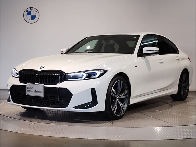 【BMWの伝統】BMWのお車は、“駆け抜ける歓び”を意識し、走行の安定性とコーナリングの良さを追求し、思い通りにハンドルの操作可能です。