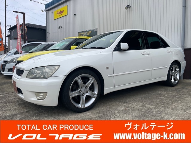 アルテッツァ、パールホワイトのノーマル車輌入荷しました。ムーンルーフ付き車になります。