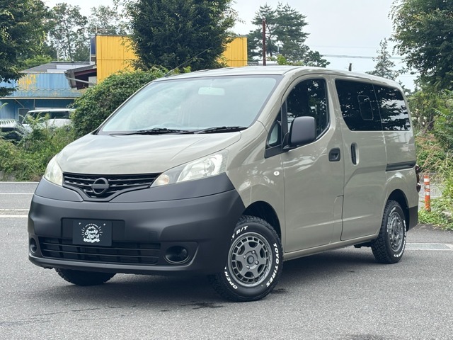 カスタムSUV、4WD専門店！　スモーキーレイン　自社フルカスタム！ノーマル車を仕入れ、傷やへこみを全て修理し、新品全塗装をしております　よって、ご納車時は傷やへこみの無い状態でのご納車となります！