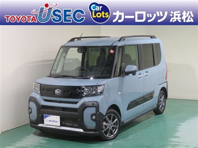 ダイハツの人気車、タント。「ファンクロス」は、タフなデザインのエクステリアやルーフレールなどを装備した、アウトドア志向のグレードです。