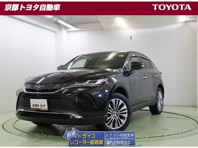 大きすぎないので女性にも運転しやすいSUV【ハリアー】ハイブリッド。アウトドアではもちろん、街中でも映える人気の車です。