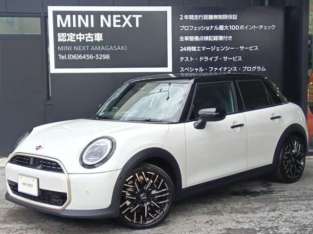 MINI5ドアCOOPER Cが入荷！シンプルな色合いに加えフェイバードトリムのデザイン、内装によって高級感あふれる1台に。5ドアのナノクホワイト人気の為お早めにお問い合わせください！