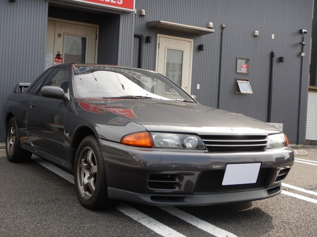 見て頂きありがとうございます。R32と言えばこの色ですよね？修復歴はありですが、リアトランク後端に僅かな凹みがある程度の軽微な物で、走りには全く影響ありませんので、ご心配無く。G鑑定有ります！！