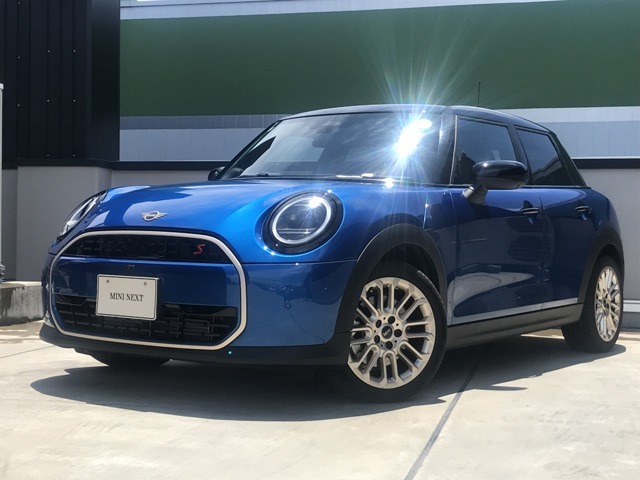 MINIのフロントグリルのデザインはイギリスで生まれた当初から、シルバーのサイドバーが折り重なった伝統的なデザインで御座います。その伝統はBMWのお車になってからでも少しずつ形を変えて守られております