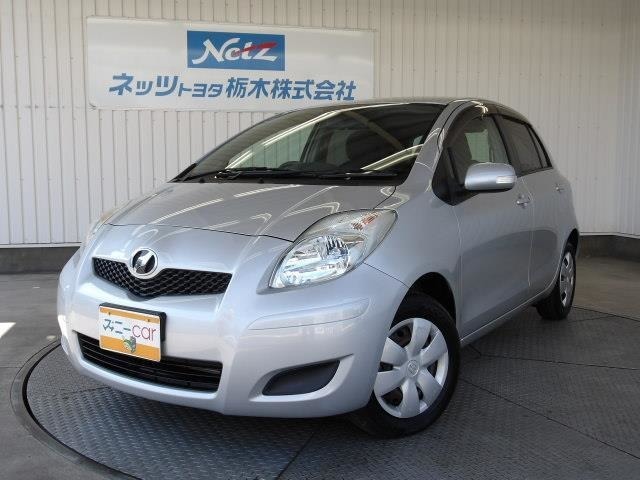 丸みを帯びたコンパクトなボディは小回りがきいて運転しやすいと好評の2代目ヴィッツ！排気量は1300cc！通勤通学からお買い物など日常生活に使いやすいコンパクトカー！HIDライト・純正CDチューナー付き
