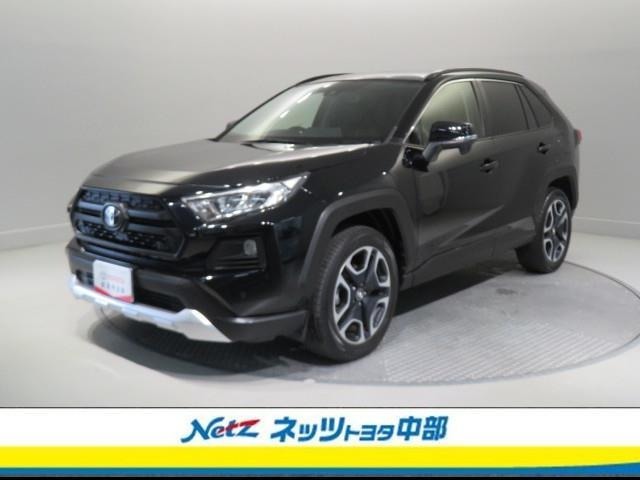 解放感溢れるパノラマルーフ付きのRAV4です。お出掛けがより楽しくなりますね♪
