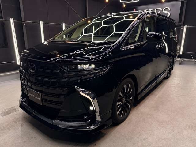 伸びやかなラインが映える迫力のシルエット、堂々たる高級ミニバンの風格