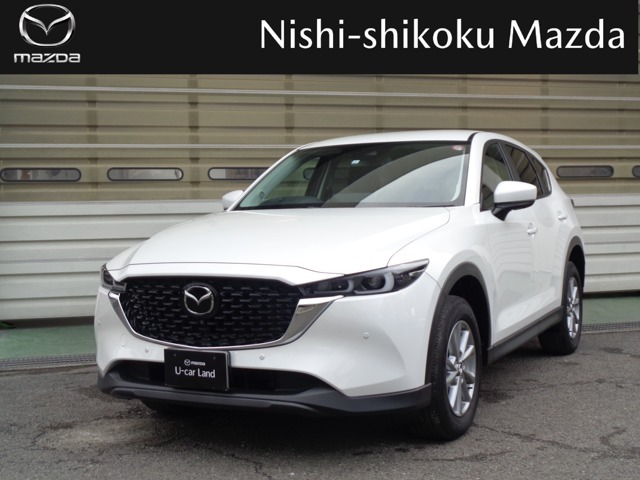 マツダのミドルクラスSUVであるCX-5。魂動デザインとスカイアクティブ技術をフル搭載した初代モデルが発売され、2017年にはさらに洗練された力強い魂動デザインに進化した2代目にモデルチェンジしました。