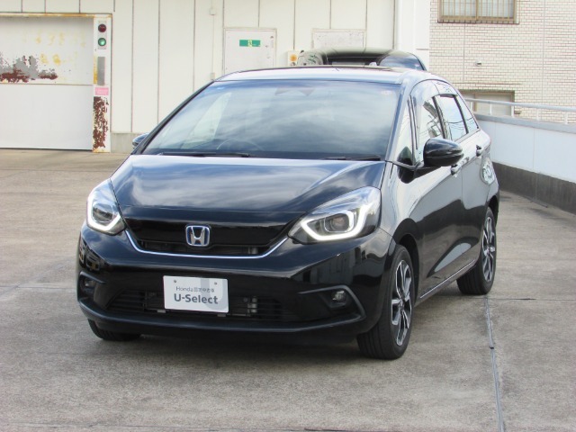 ワンオーナー車のフィットハイブリット　ホームが入庫です。納車後から半年ごとの点検とオイル交換を今まで実施しておりました。内外装ともに綺麗でオプション装備も多数装着しておりお勧めです。