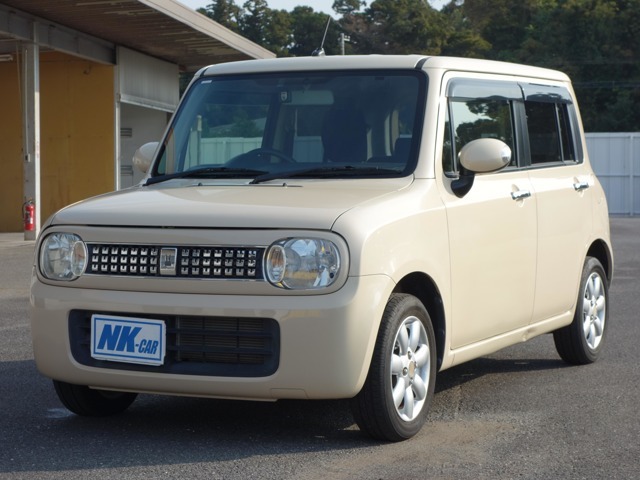 広い敷地に普通車・軽自動車・商用車合わせて在庫車両400台以上あります！高級車からお手頃価格車両まで幅広く販売しております。支払総額20万円からご用意しています。是非一度お問い合わせください。