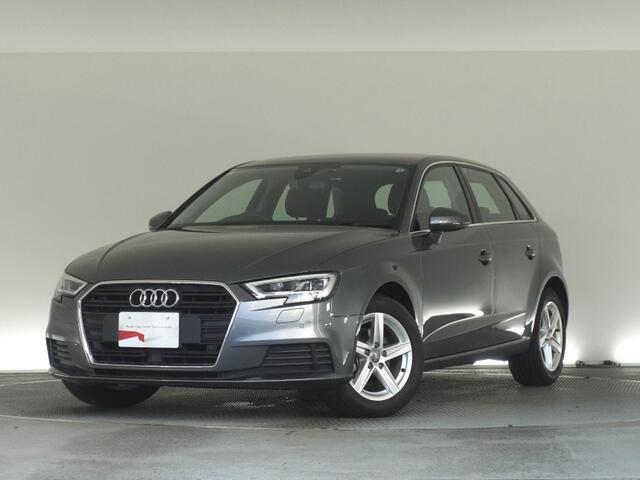 2001年オープン。　Audi正規ディーラーとして最も歴史のあるAudi 江戸川は、2フロアに分かれるガラス張りのショールームです。