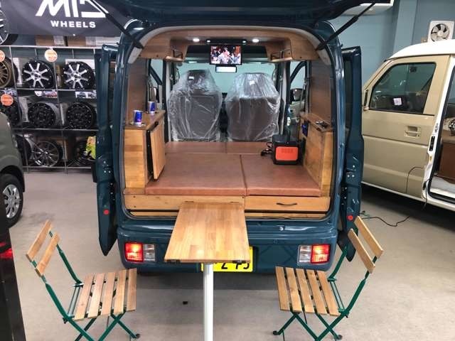 当店オリジナルの車中泊エブリィ　ポータブル電源仕様☆後席を倒して広々スペース☆アウトドアやキャンプ、車中泊に便利☆ポータブル電源仕様車ですので室内ライトやカーナビをエンジン停止時でも使用できます☆