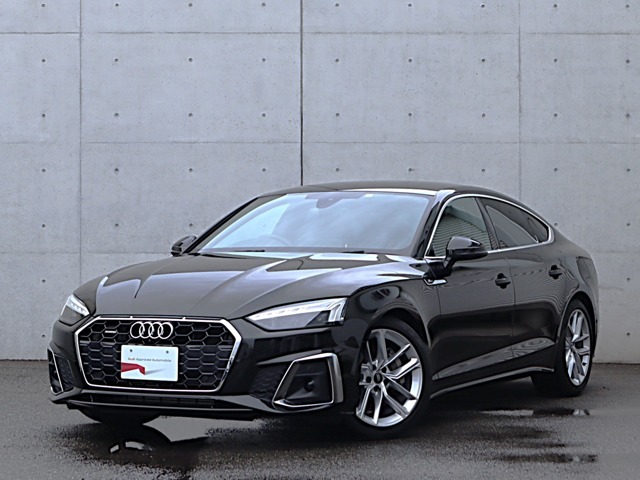●一目でAudiとわかる特徴的なシングルフレームグリル・LEDランプ。精悍なフロントマスクからAudiのスマートで上品なブランドを連想させてくれます。女性にも大変ご好評頂いております。