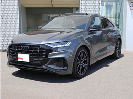 アウディ Q8 55 TFSI クワトロ Sライン 4WD サンルーフ　赤キャリ　ブラックスタイル