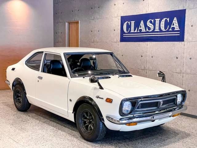 1973年式初代スプリンタートレノ。力強いフェンダーアーチとオーバーフェンダーがスポーツグレードの証であり、パンチの効いたスクープ形状が存在感を強調。