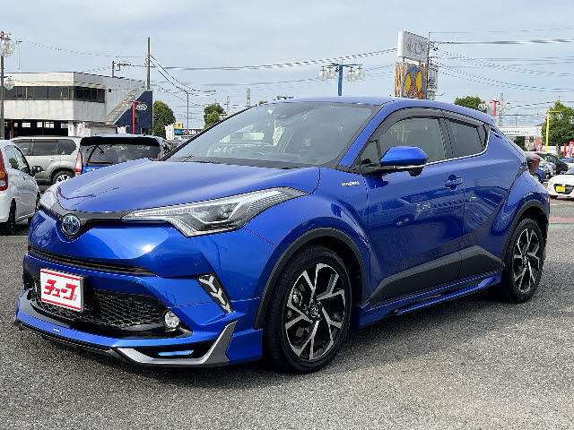 C-HR入庫しました！！スタイリッシュなデザインと燃費の良さが特徴の車です！！お問い合わせ・ご来場お待ちしております！
