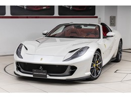 フェラーリ 812GTS F1 DCT Bianco Fuji/Rosso Ferrari
