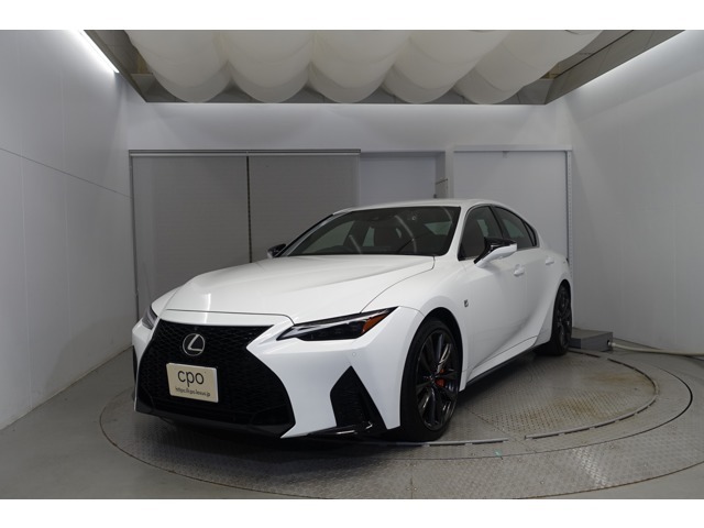 レクサス車らしい細部までこだわった高級感と見る人を一目で虜にするエモーショナルな魅力を持ち合わせております。