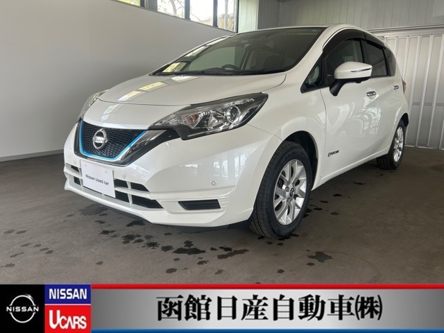 日産「ノート」明るい運転席回りで見渡しが良いです。