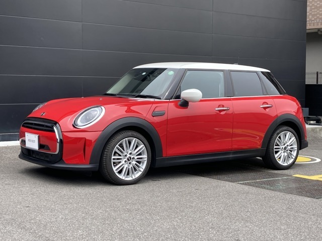数あるMINI中古車より弊社のお車をご覧頂き、ありがとうございます！弊社はMINI正規販売店であり、整備を整えてからのご納車となりますので安心してお乗り頂けます。もちろん全国にご納車も可能です！